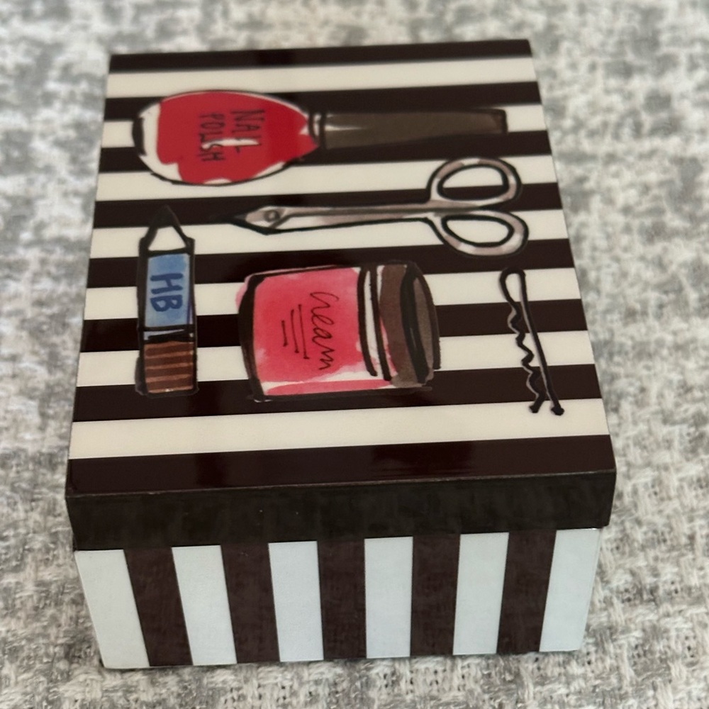 Henri Bendel Lacquer Jewelry Cosmetics Box - Picture 2 of 14